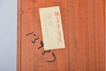 ヴィンテージ家具　北欧ビンテージ　G-PLAN　チーク材の背の高いキャビネット