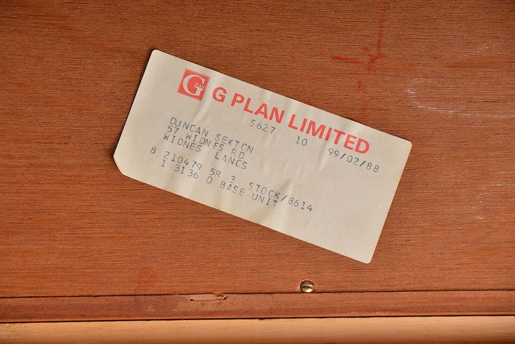 ヴィンテージ家具　北欧ビンテージ　G-PLAN　チーク材の背の高いキャビネット