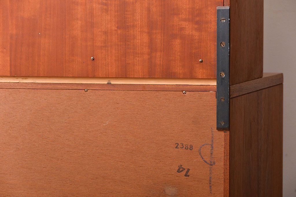 ヴィンテージ家具　北欧ビンテージ　G-PLAN　チーク材の背の高いキャビネット