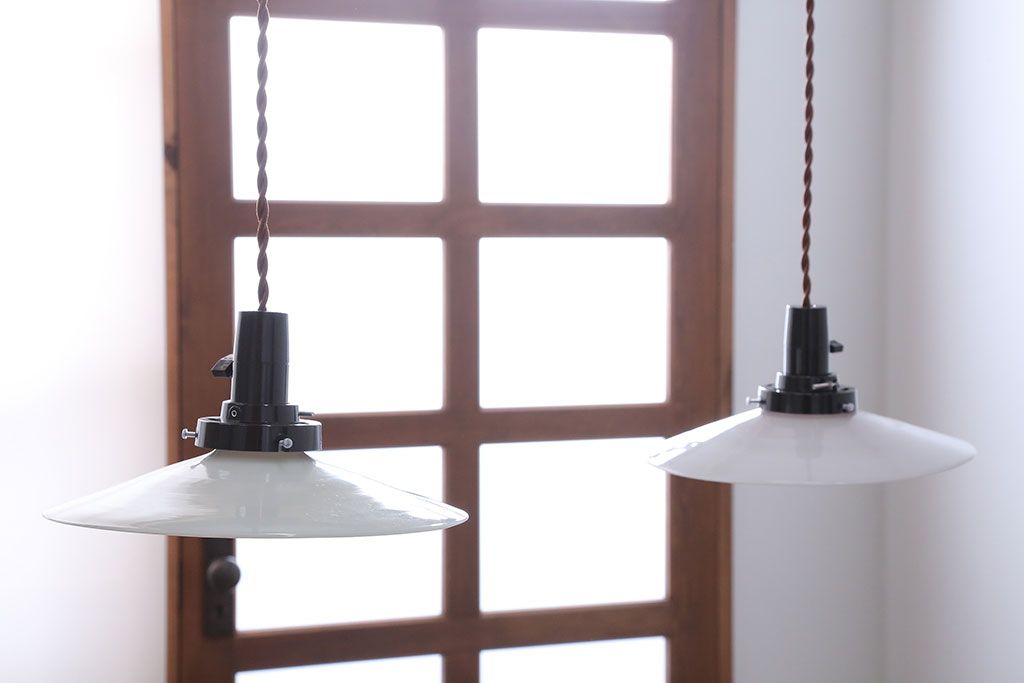 昭和レトロ　白いガラス平笠照明2個セット