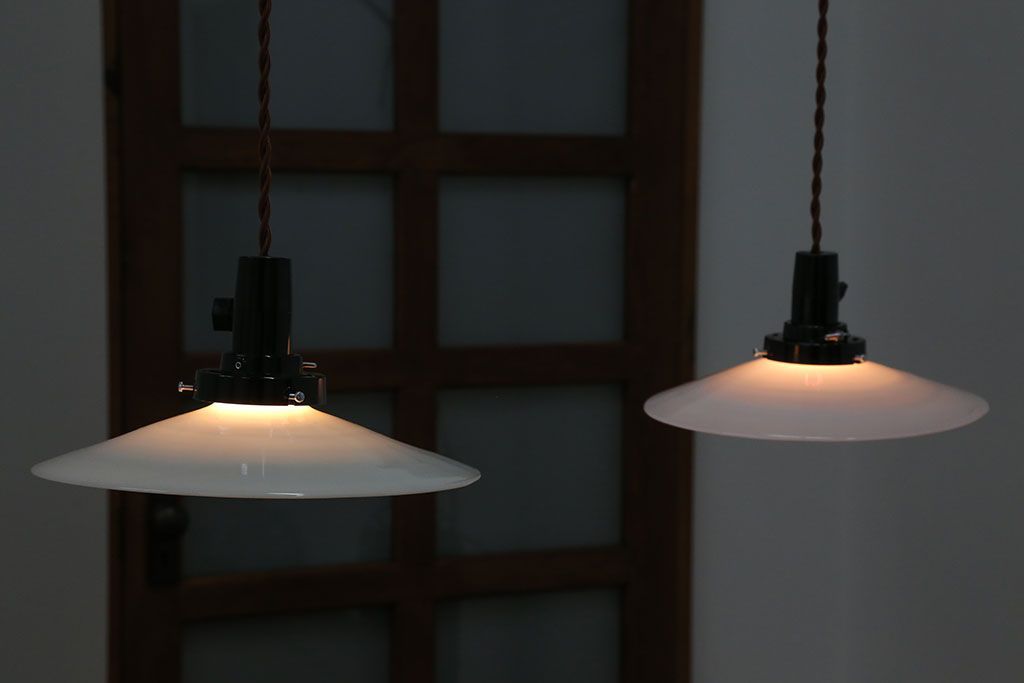 昭和レトロ　白いガラス平笠照明2個セット