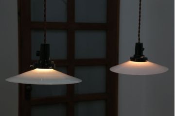 昭和レトロ　白いガラス平笠照明2個セット