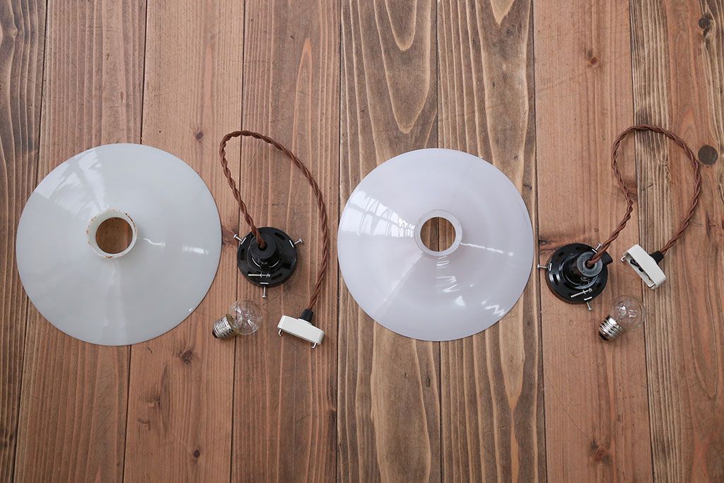 昭和レトロ　白いガラス平笠照明2個セット