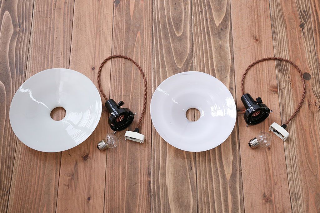 昭和レトロ　白いガラス平笠照明2個セット