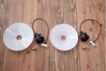 昭和レトロ　白いガラス平笠照明2個セット