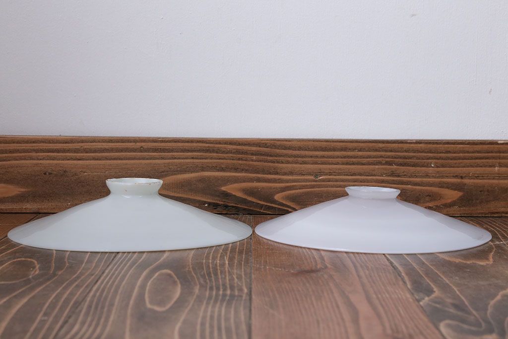 昭和レトロ　白いガラス平笠照明2個セット