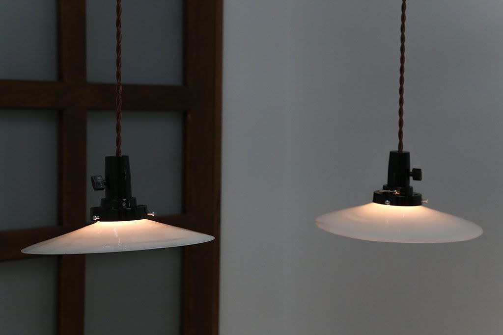 昭和レトロ　白いガラス平笠照明2個セット(2)