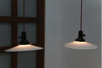 昭和レトロ　白いガラス平笠照明2個セット(2)