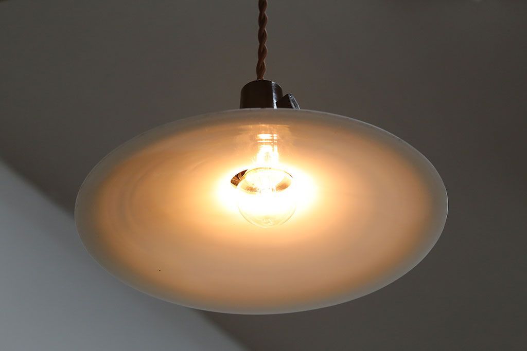 昭和レトロ　白いガラス平笠照明2個セット(2)