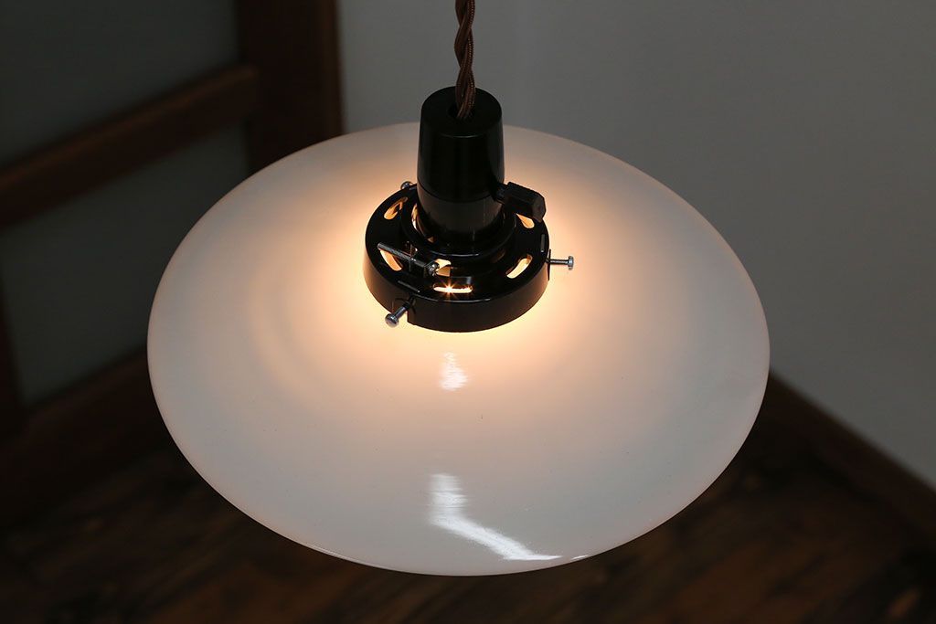 昭和レトロ　白いガラス平笠照明2個セット(2)