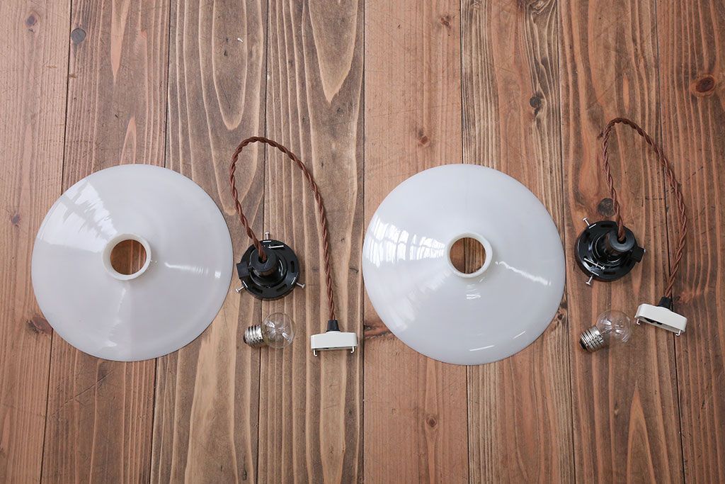 昭和レトロ　白いガラス平笠照明2個セット(2)