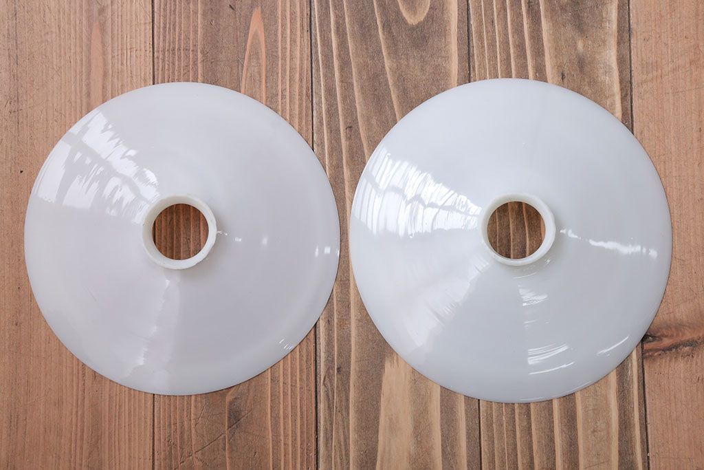 昭和レトロ　白いガラス平笠照明2個セット(2)