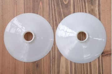 昭和レトロ　白いガラス平笠照明2個セット(2)