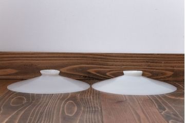 昭和レトロ　白いガラス平笠照明2個セット(2)