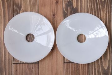 昭和レトロ　白いガラス平笠照明2個セット(2)