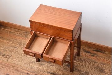 ヴィンテージ家具　北欧ビンテージ　チーク材の収納箱付きサイドテーブル