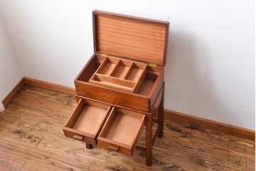 ヴィンテージ家具　北欧ビンテージ　チーク材の収納箱付きサイドテーブル