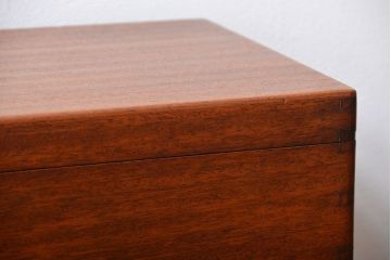 ヴィンテージ家具　北欧ビンテージ　チーク材の収納箱付きサイドテーブル