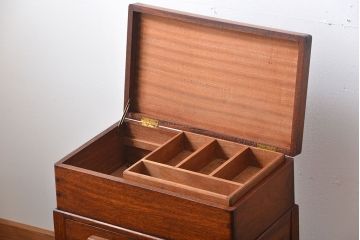 ヴィンテージ家具　北欧ビンテージ　チーク材の収納箱付きサイドテーブル