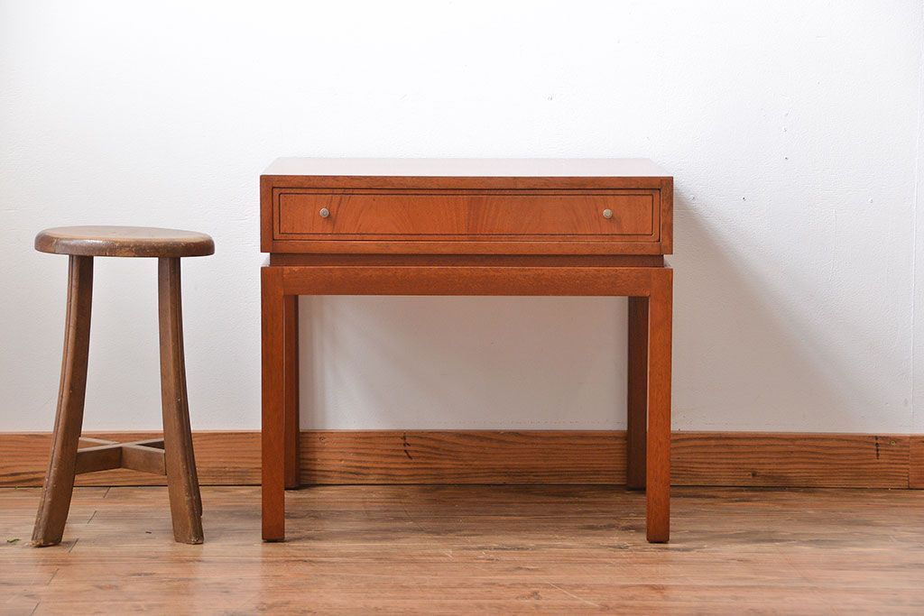 ヴィンテージ家具　北欧ビンテージ　チーク材のシンプルでおしゃれなサイドテーブル