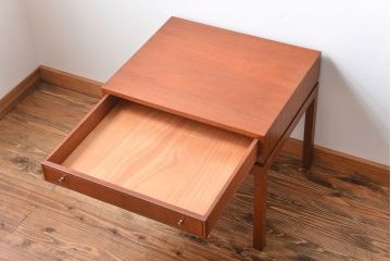 ヴィンテージ家具　北欧ビンテージ　チーク材のシンプルでおしゃれなサイドテーブル