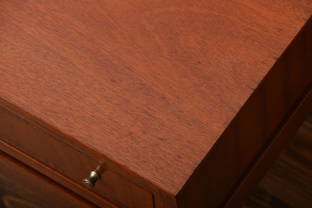 ヴィンテージ家具　北欧ビンテージ　チーク材のシンプルでおしゃれなサイドテーブル