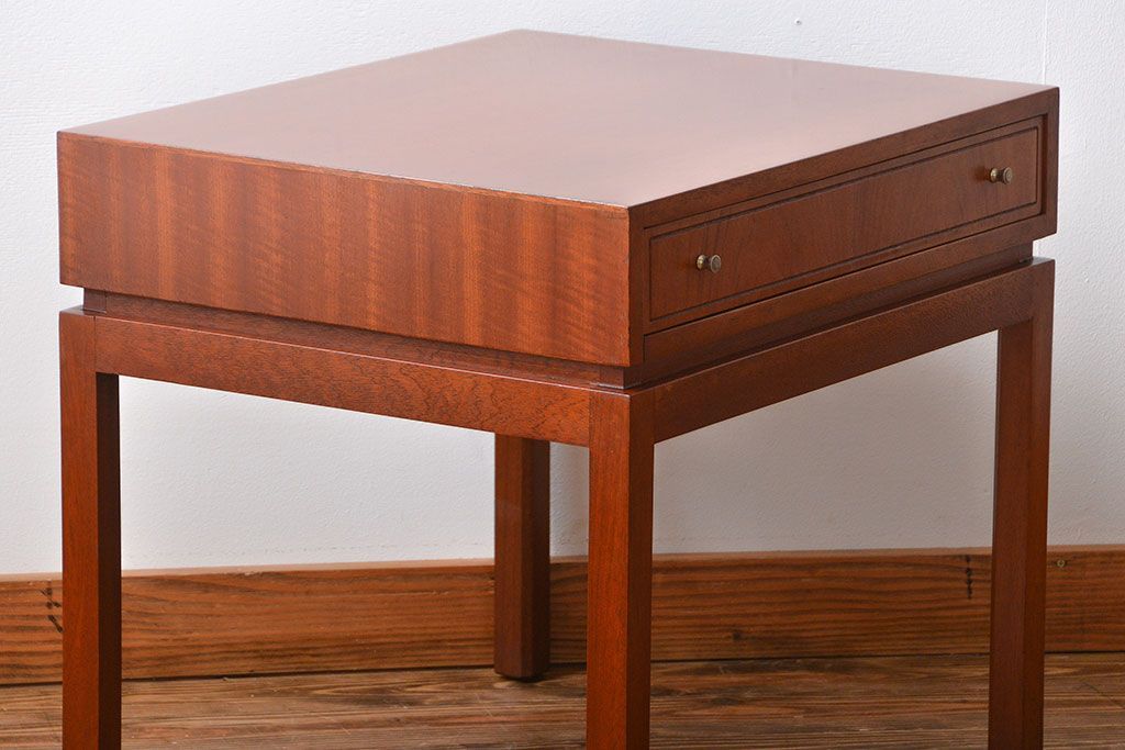 ヴィンテージ家具　北欧ビンテージ　チーク材のシンプルでおしゃれなサイドテーブル