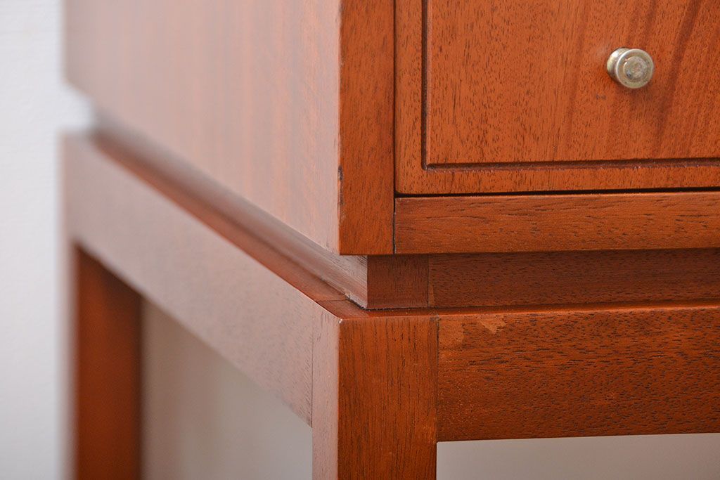 ヴィンテージ家具　北欧ビンテージ　チーク材のシンプルでおしゃれなサイドテーブル