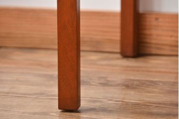 ヴィンテージ家具　北欧ビンテージ　チーク材のシンプルでおしゃれなサイドテーブル