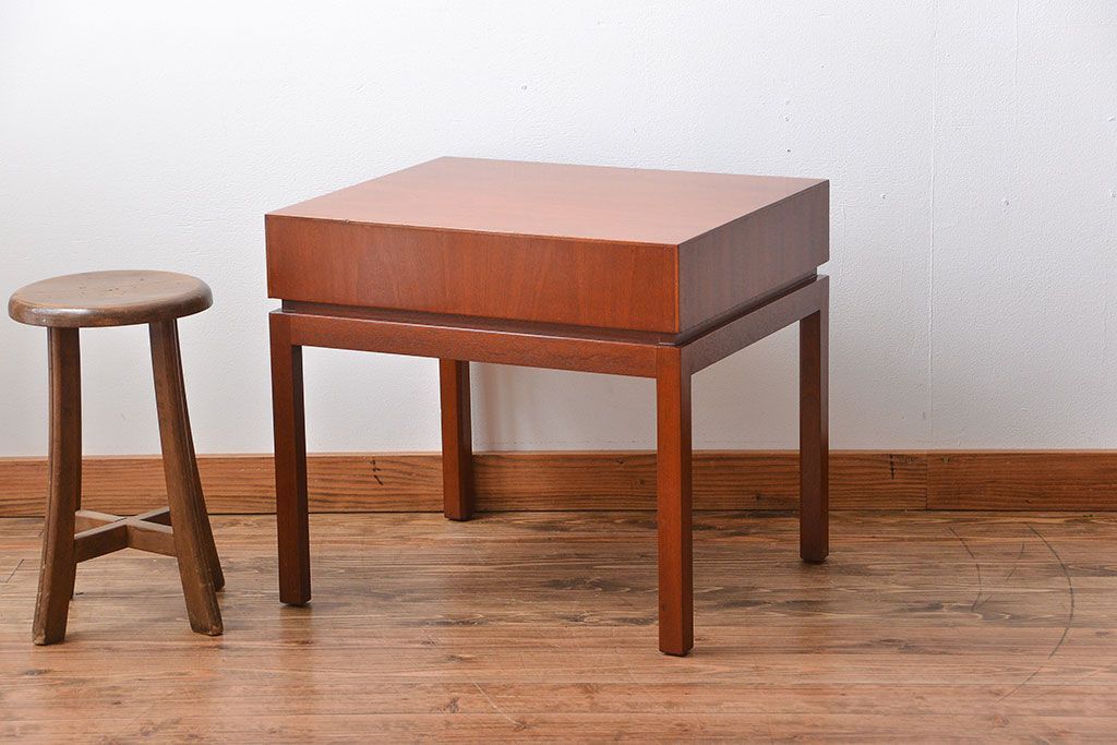 ヴィンテージ家具　北欧ビンテージ　チーク材のシンプルでおしゃれなサイドテーブル