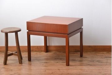 ヴィンテージ家具　北欧ビンテージ　チーク材のシンプルでおしゃれなサイドテーブル