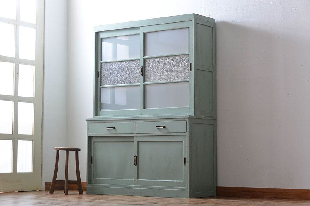 アンティーク家具　アンティークペイント　引き戸付き大きなキッチンキャビネット