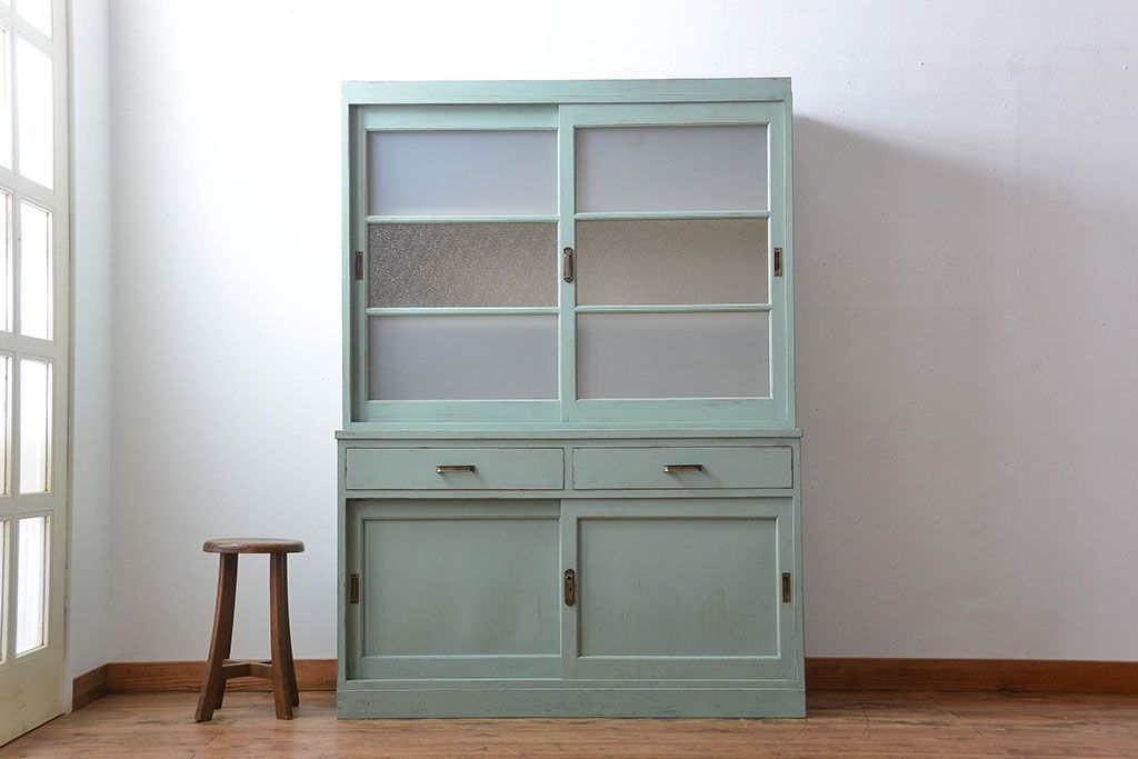 アンティーク家具　アンティークペイント　引き戸付き大きなキッチンキャビネット