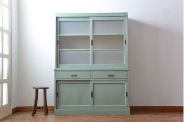 アンティーク家具　アンティークペイント　引き戸付き大きなキッチンキャビネット