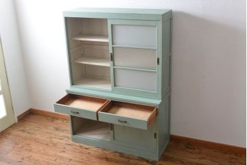 アンティーク家具　アンティークペイント　引き戸付き大きなキッチンキャビネット