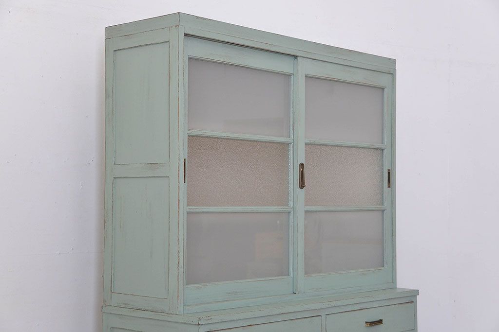 アンティーク家具　アンティークペイント　引き戸付き大きなキッチンキャビネット