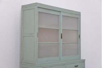 アンティーク家具　アンティークペイント　引き戸付き大きなキッチンキャビネット