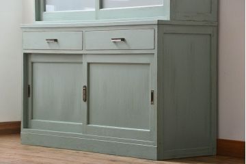 アンティーク家具　アンティークペイント　引き戸付き大きなキッチンキャビネット