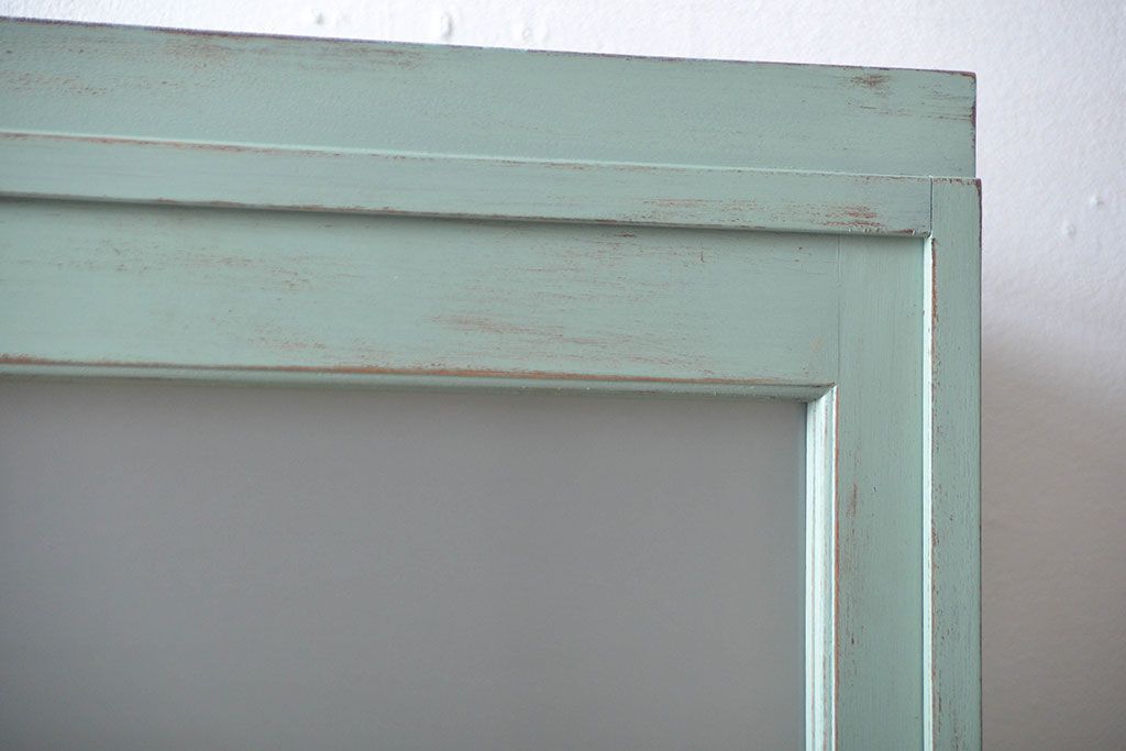 アンティーク家具　アンティークペイント　引き戸付き大きなキッチンキャビネット