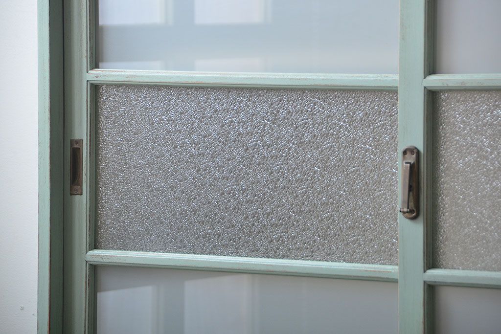 アンティーク家具　アンティークペイント　引き戸付き大きなキッチンキャビネット