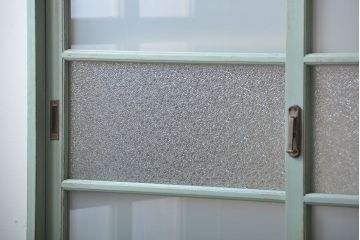 アンティーク家具　アンティークペイント　引き戸付き大きなキッチンキャビネット