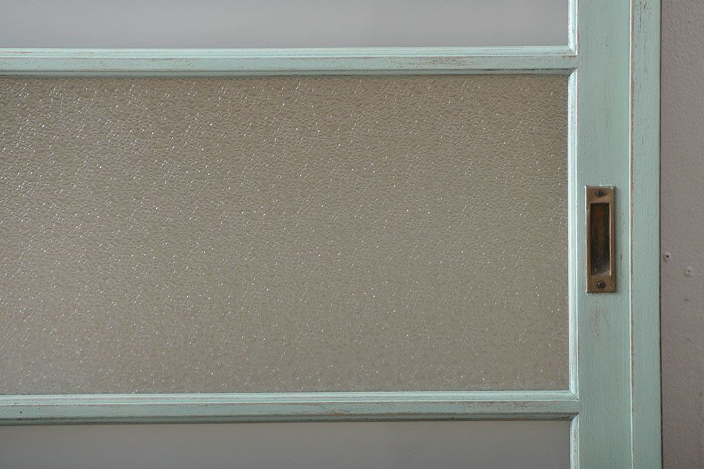 アンティーク家具　アンティークペイント　引き戸付き大きなキッチンキャビネット