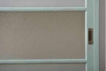 アンティーク家具　アンティークペイント　引き戸付き大きなキッチンキャビネット