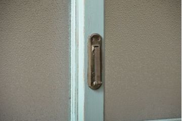 アンティーク家具　アンティークペイント　引き戸付き大きなキッチンキャビネット