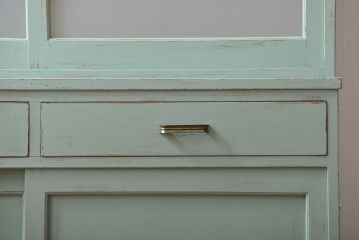 アンティーク家具　アンティークペイント　引き戸付き大きなキッチンキャビネット