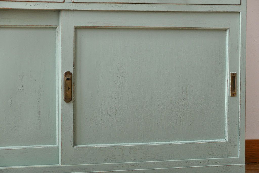 アンティーク家具　アンティークペイント　引き戸付き大きなキッチンキャビネット