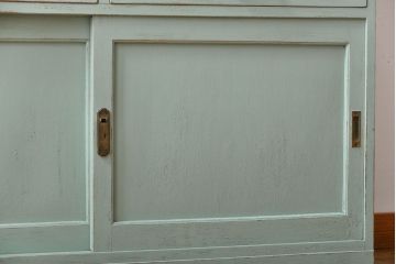 アンティーク家具　アンティークペイント　引き戸付き大きなキッチンキャビネット