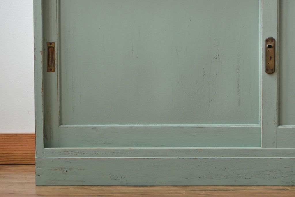 アンティーク家具　アンティークペイント　引き戸付き大きなキッチンキャビネット