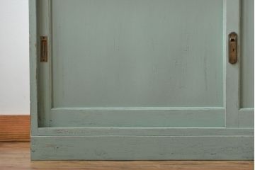 アンティーク家具　アンティークペイント　引き戸付き大きなキッチンキャビネット