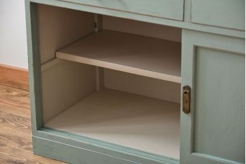 アンティーク家具　アンティークペイント　引き戸付き大きなキッチンキャビネット